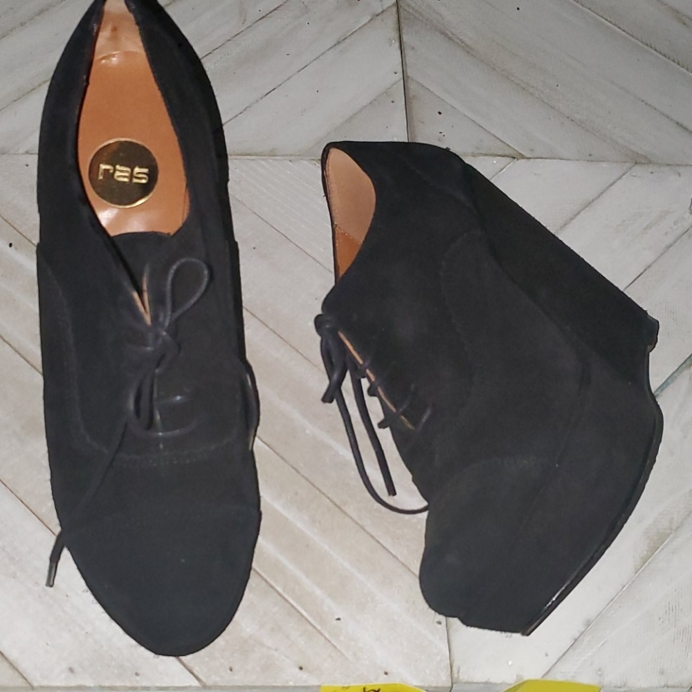 Ras Size 9 Black Suede Leather Wedges